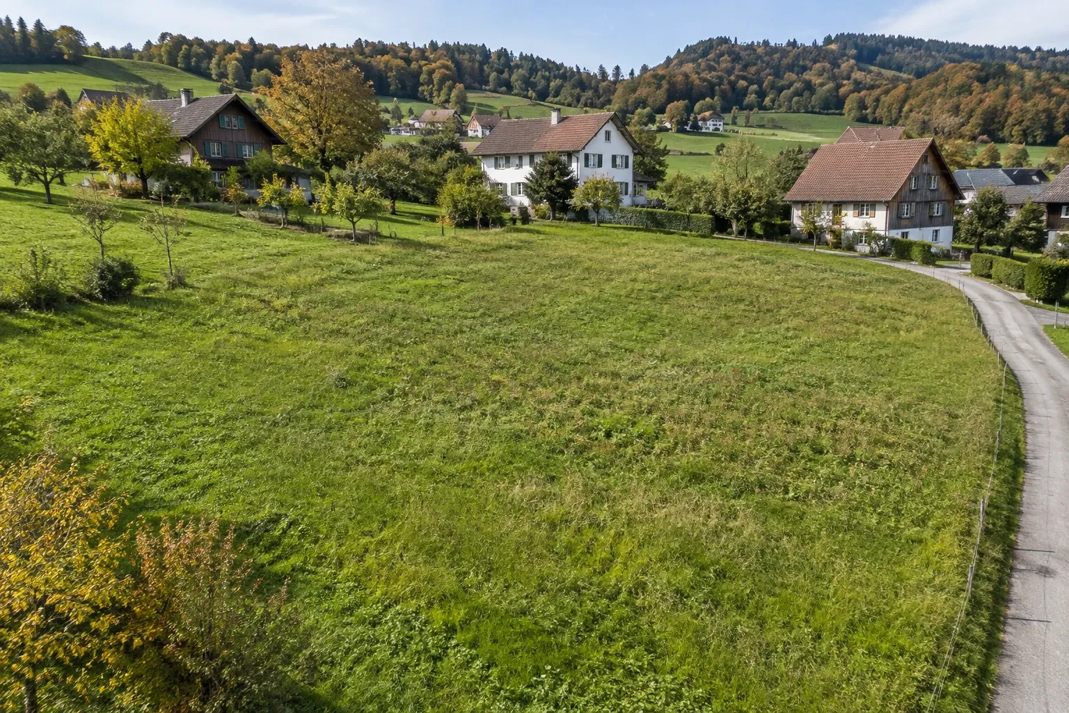 Grosses unbebautes Grundstück am Rand eines Schweizer Dorfes