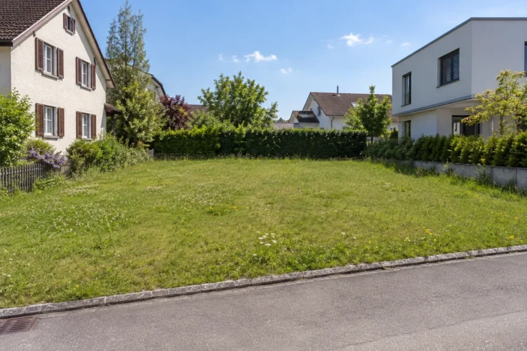 Baulandparzelle an einer Quartierstrasse in der Schweiz